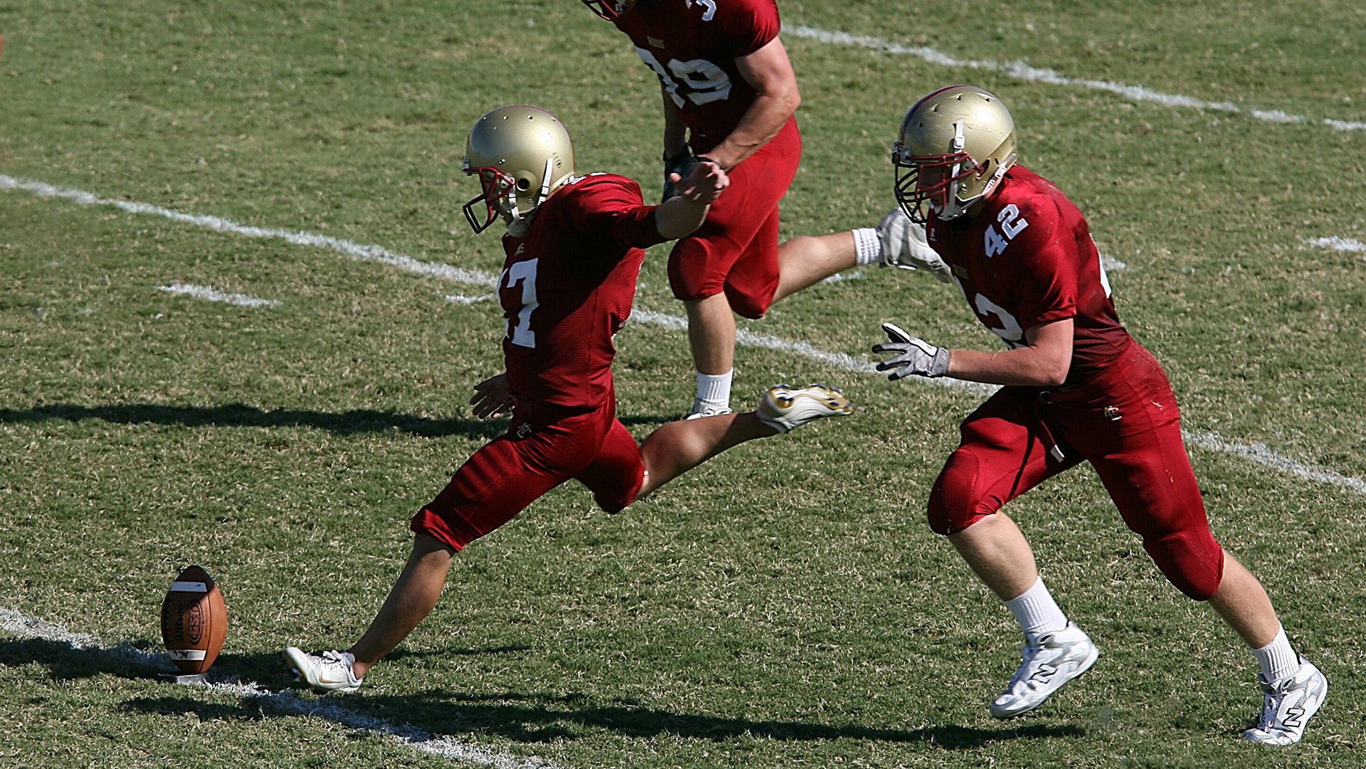《电竞赛事现场：激烈对抗引爆全场》，电竞比赛场景